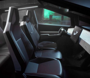Акції компанії Tesla завершили тиждень найсильнішим падінням за рік