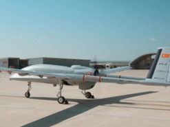 Ударний Bayraktar TB3 «навчився» автономним зльоту та посадці на кораблі