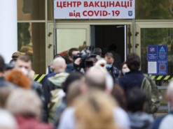В Киеве на выходных продолжат вакцинировать людей из очереди в "Дії": кто получит прививку