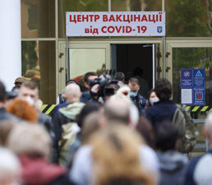 В Киеве на выходных продолжат вакцинировать людей из очереди в "Дії": кто получит прививку