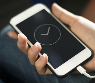 Експерти пояснили, чи можна залишати телефон на зарядці на ніч