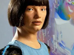 Автопортрет без автора. В Лондоне впервые открылась выставка робота-художника