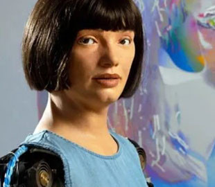 Автопортрет без автора. В Лондоне впервые открылась выставка робота-художника