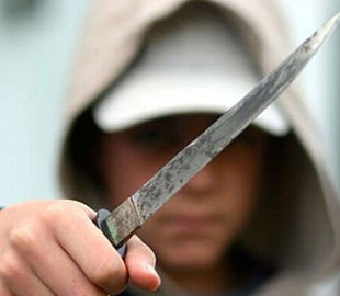 Искал девушку: 16-летний юноша избил студента в общежитии за телефон
