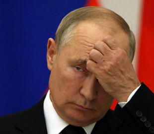 Чтобы сходить в туалет заграницей, Путин берет специального охранника: СМИ назвали причину