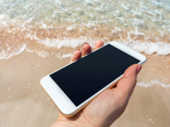 Як захистити смартфон від спеки, води й піску влітку