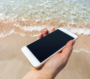 Як захистити смартфон від спеки, води й піску влітку