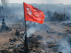 "Абсурдометр зашкалює": в РФ у повністю спаленому селі на згарищі встановили прапор перемоги