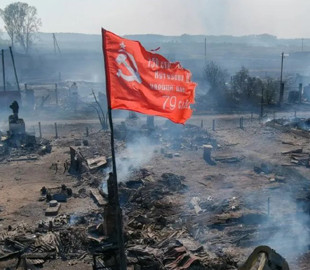 "Абсурдометр зашкалює": в РФ у повністю спаленому селі на згарищі встановили прапор перемоги