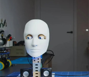 Арістотель у комп’ютері. Поляк створив роботизовану голову, здатну вести бесіду