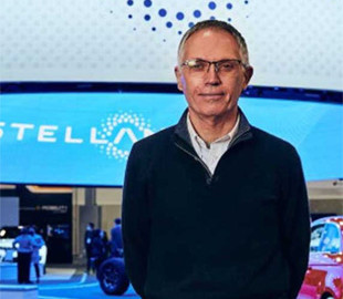 Глава Stellantis очікує великих проблем з акумуляторами для електрокарів