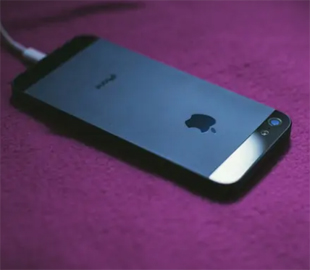 Це не зашкодить батареї: спосіб заряджання телефону, який багато хто уникає