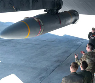 Привіт Китаю: США показали бомбардувальник B-52 з гіперзвуковою ракетою на базі Гуам