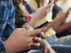 Вчені розповіли, скільки підлітки можуть сидіти у смартфоні