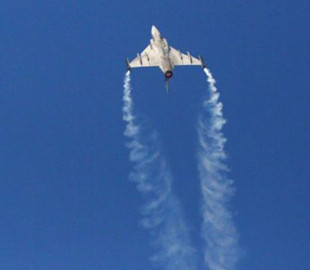 F-22 ховається просто в небі: що робить винищувач майже невидимим удень