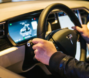 Tesla планує інтегрувати ШІ Grok у свої електромобілі