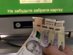 На Житомирщині пенсіонер привласнив 10 тис. грн з банкомата: відкрито провадження