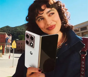 Motorola офіційно представила смартфон-книжку Razr Fold