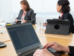 У Британії покарали члена трибуналу, яка писала особисті повідомлення під час судових засідань