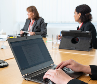 У Британії покарали члена трибуналу, яка писала особисті повідомлення під час судових засідань