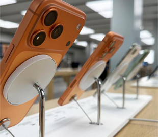 Apple змінила стійки для iPhone 17 на вітринах, щоб смартфони не дряпалися в магазинах