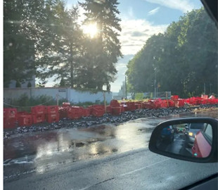 У Польщі з вантажівки випали тисячі пляшок і з'явилася "річка з пива": курйозне фото