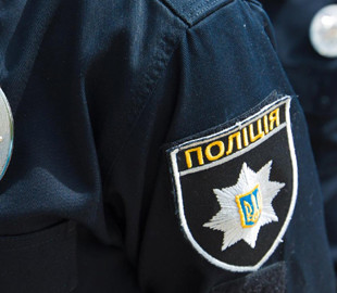 У Шостці зловмисниця викрала у чоловіка мобільний телефон та банківську картку, з якої в подальшому зняла 2 000 гривень