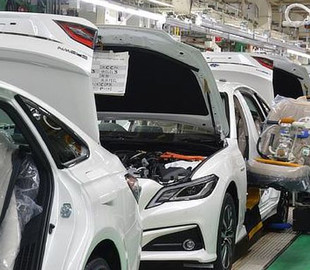 Дефіцит автомобільних чипів так і не закінчився – Toyota скоротила план виробництва на червень