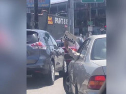 Необычный способ водителя покинуть пробку рассмешил пользователей Интернета