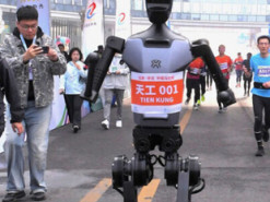 У Китаї пройшов перший у світі півмарафон між людьми і роботами: результати