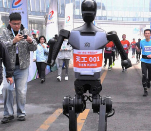 У Китаї пройшов перший у світі півмарафон між людьми і роботами: результати