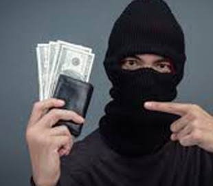 Чоловік хотів отримати матеріальну допомогу, але втратив 65 тис. грн