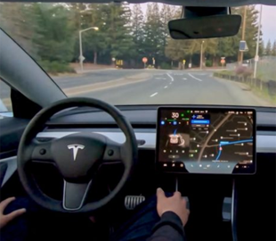 Китай заперечує заяви Ілона Маска про швидке схвалення Tesla FSD