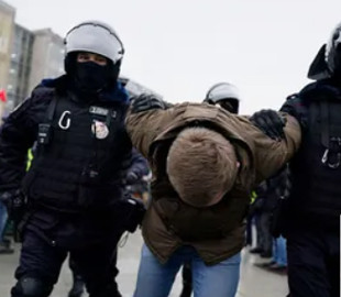 Протесты в России нужно структурировать: эксперт пояснил, что поможет сбить рейтинг Путина