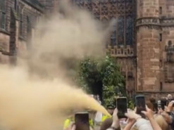 Кліматичні активістки відкрили вогнегасник поблизу весілля британського герцога