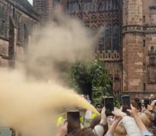 Кліматичні активістки відкрили вогнегасник поблизу весілля британського герцога