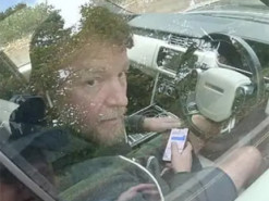 Режиссера Гая Ричи лишили прав на полгода за смс за рулем