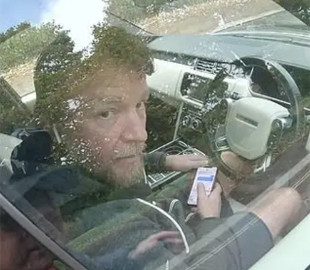 Режиссера Гая Ричи лишили прав на полгода за смс за рулем