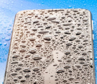 Експерти пояснили, як врятувати телефон, який впав у воду