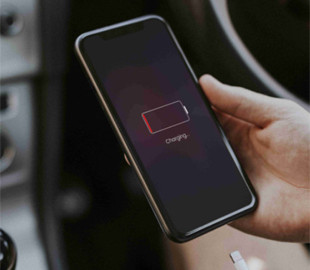 Коли категорично не можна заряджати смартфон через прикурювач в автомобілі