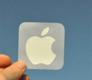Чому Apple припинила вкладати фірмові наліпки до iPhone