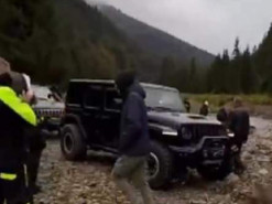 На Закарпатті джипери вилили моторне мастило на берег річки і зняли це на відео