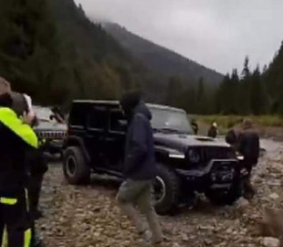 На Закарпатті джипери вилили моторне мастило на берег річки і зняли це на відео