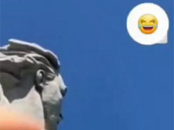 На Росії за фото скульптури зі смайликом жінка отримала 10 місяців примусових робіт