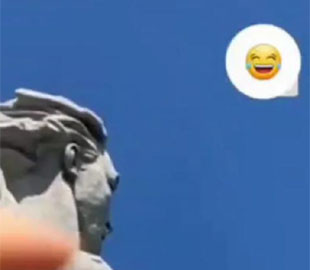 На Росії за фото скульптури зі смайликом жінка отримала 10 місяців примусових робіт