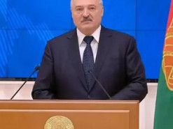 Лукашенко насмішив школярів презентацією “першого білоруського ноутбука”