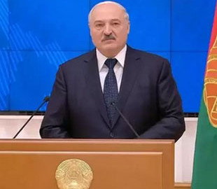 Лукашенко насмішив школярів презентацією “першого білоруського ноутбука”