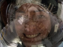 Астронавт NASA Ніколь Манн зробила приголомшливе «космічне селфі» під час виходу у відкритий космос