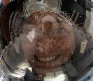 Астронавт NASA Ніколь Манн зробила приголомшливе «космічне селфі» під час виходу у відкритий космос