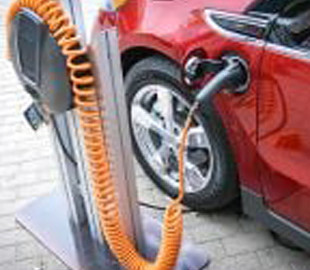 Стало відомо, скільки робітників автозаводів доведеться звільнити через випуск електромобілів